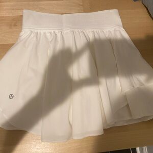 Lululemon court rival skirt size 2. Worn twice. No flaws.